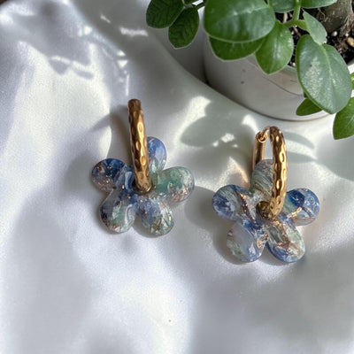 Fleurs marbrées bleues